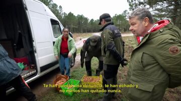El tenso momento entre una recolectora ilegal con Chicote y agentes forestales: "Que me denuncien"