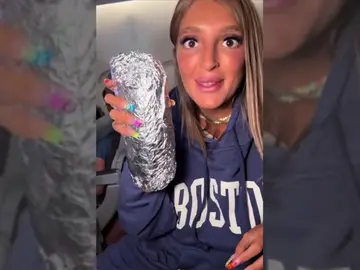 Una pasajera española cuenta cómo es un vuelo de 14 horas a Los Ángeles con una aerolínea low cost: "Ni agua, ni comida" Una pasajera española cuenta cómo es un vuelo de 14 horas a Los Ángeles con una aerolínea low cost: "Ni agua, ni comida"