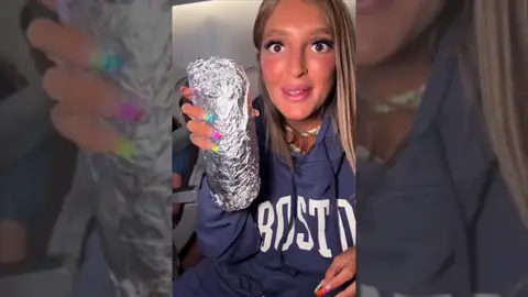 Una pasajera española cuenta cómo es un vuelo de 14 horas a Los Ángeles con una aerolínea low cost: "Ni agua, ni comida" Una pasajera española cuenta cómo es un vuelo de 14 horas a Los Ángeles con una aerolínea low cost: "Ni agua, ni comida"