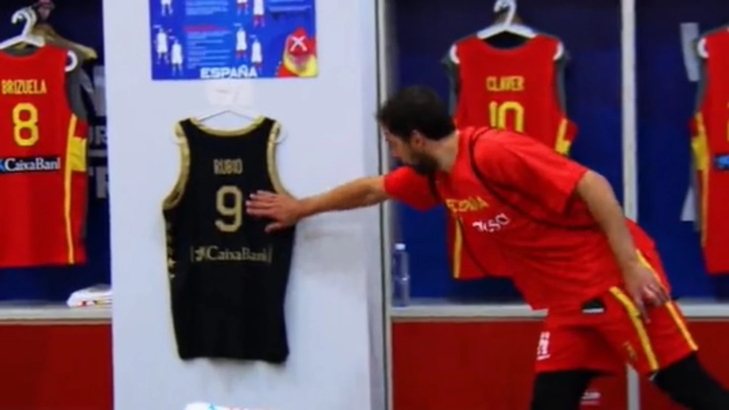 Sergio Llull toca la camiseta de Ricky Rubio en la previa del partido ante Brasil Sergio Llull toca la camiseta de Ricky Rubio en la previa del partido ante Brasil