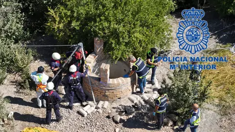Agentes de la Policía Nacional hayan el cuerpo de una mujer en un pozo de riego agrícola de Jerez de la Frontera