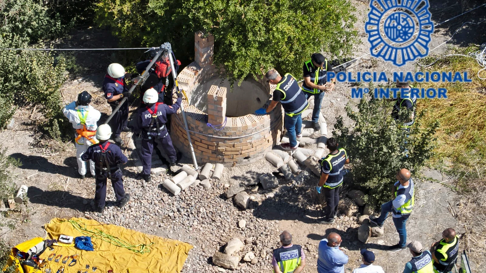 Agentes de la Policía Nacional hayan el cuerpo de una mujer en un pozo de riego agrícola de Jerez de la Frontera