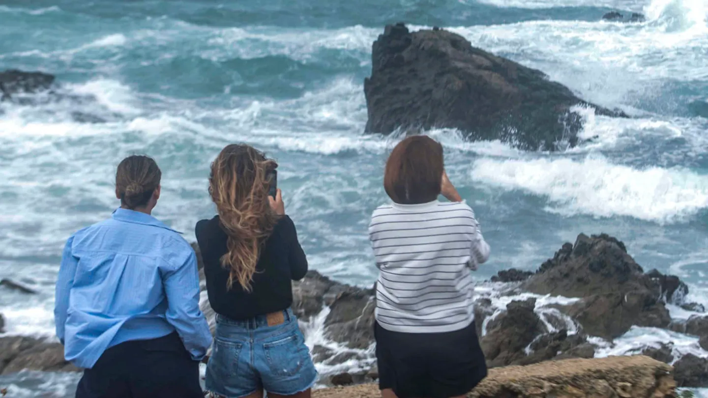 Tres mujeres mujeres fotografian el temporal en el litoral norte de Menorca Tres mujeres mujeres fotografian el temporal en el litoral norte de Menorca