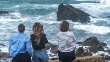 Tres mujeres mujeres fotografian el temporal en el litoral norte de Menorca