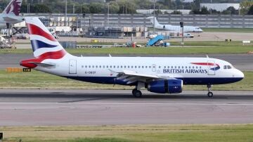 Imagen de archivo de un avión de British Airways en el aeropuerto de Heathrow en Londres.