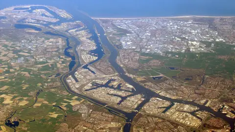 Vista aérea del Puerto de Róterdam desde el sur Vista aérea del Puerto de Róterdam desde el sur
