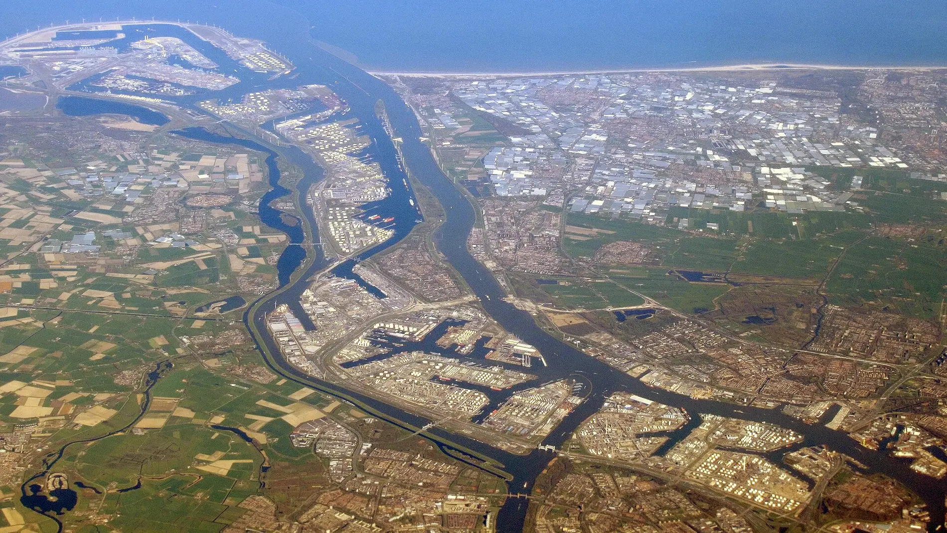 Vista aérea del Puerto de Róterdam desde el sur