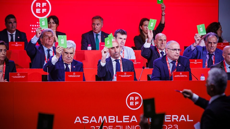 En el centro, Luis Rubiales durante una asamblea de la RFEF; a su derecha, su sucesor, Pedro Rocha