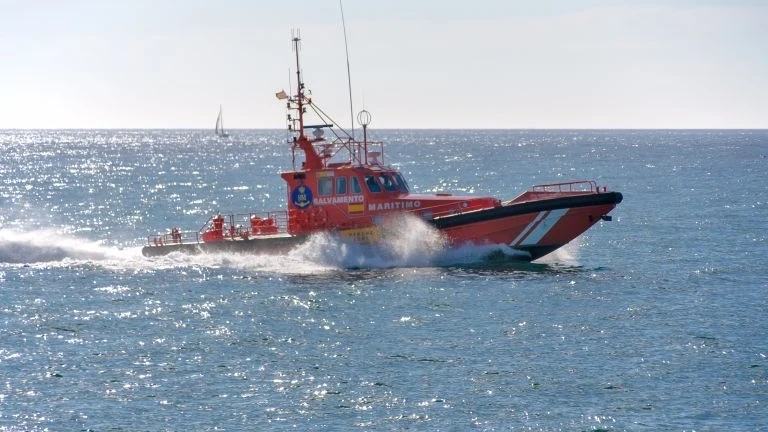 Retoman la búsqueda de los dos desaparecidos en una tabla de paddle surf en Málaga