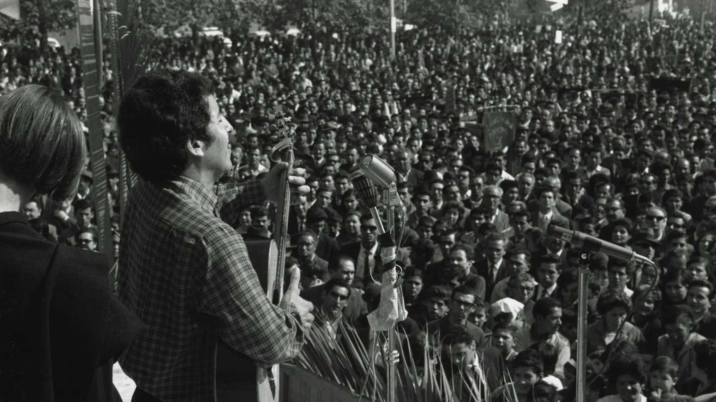 Imagen de archivo del cantautor y activista político Víctor Jara. Imagen de archivo del cantautor y activista político Víctor Jara.