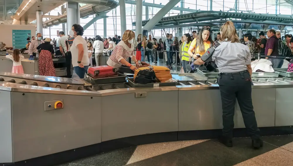 Control de seguridad de las maletas en el aeropuerto