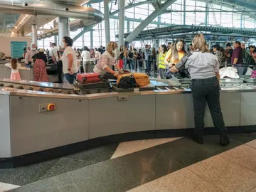 Control de seguridad de las maletas en el aeropuerto Control de seguridad de las maletas en el aeropuerto