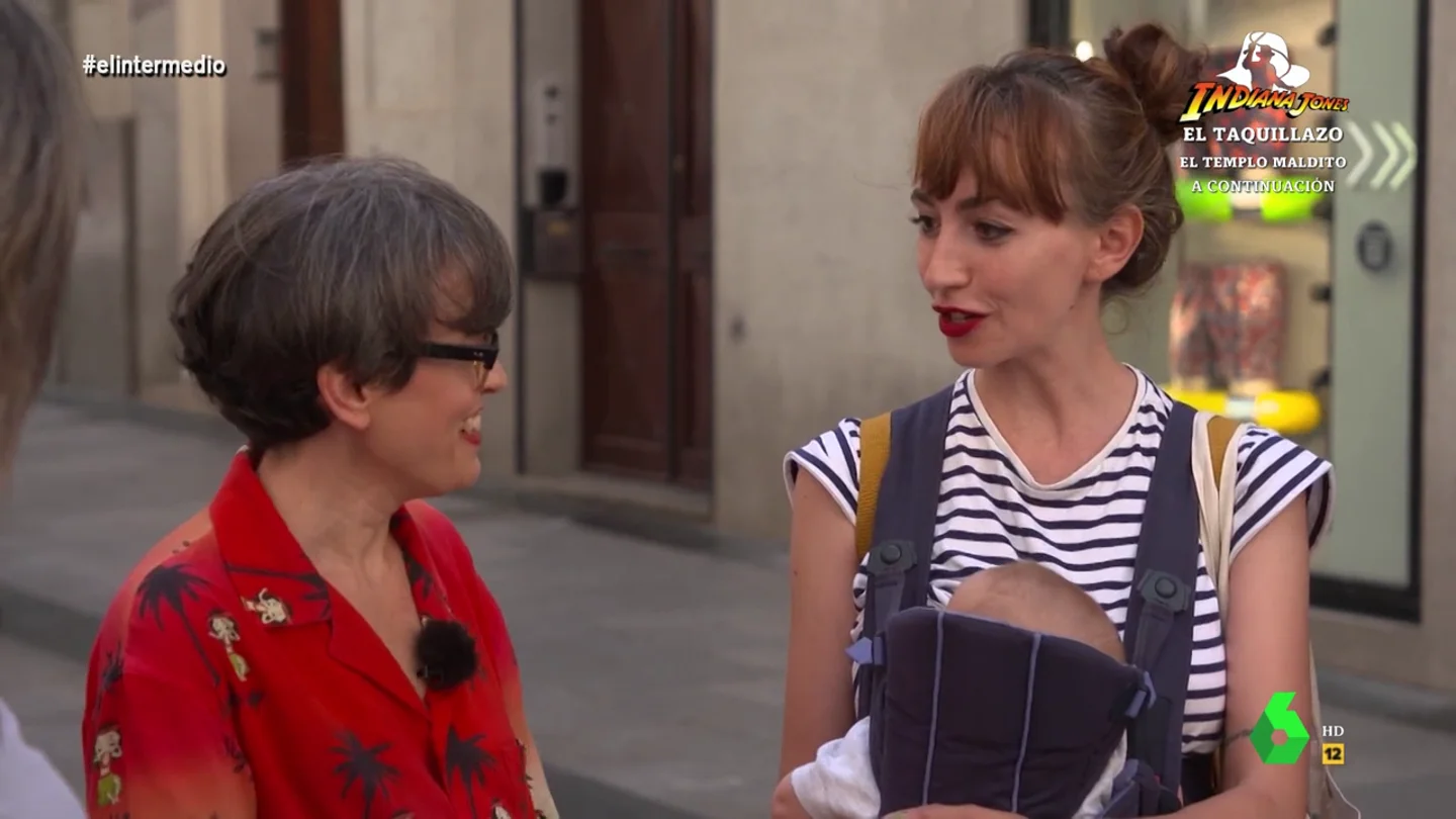 Una mujer reivindica mostrar las tetas mientras amamanta a su hijo en pleno El Intermedio: "Ellos sí y yo no ¿por qué?" Una mujer reivindica mostrar las tetas mientras amamanta a su hijo en pleno El Intermedio: "Ellos sí y yo no ¿por qué?"