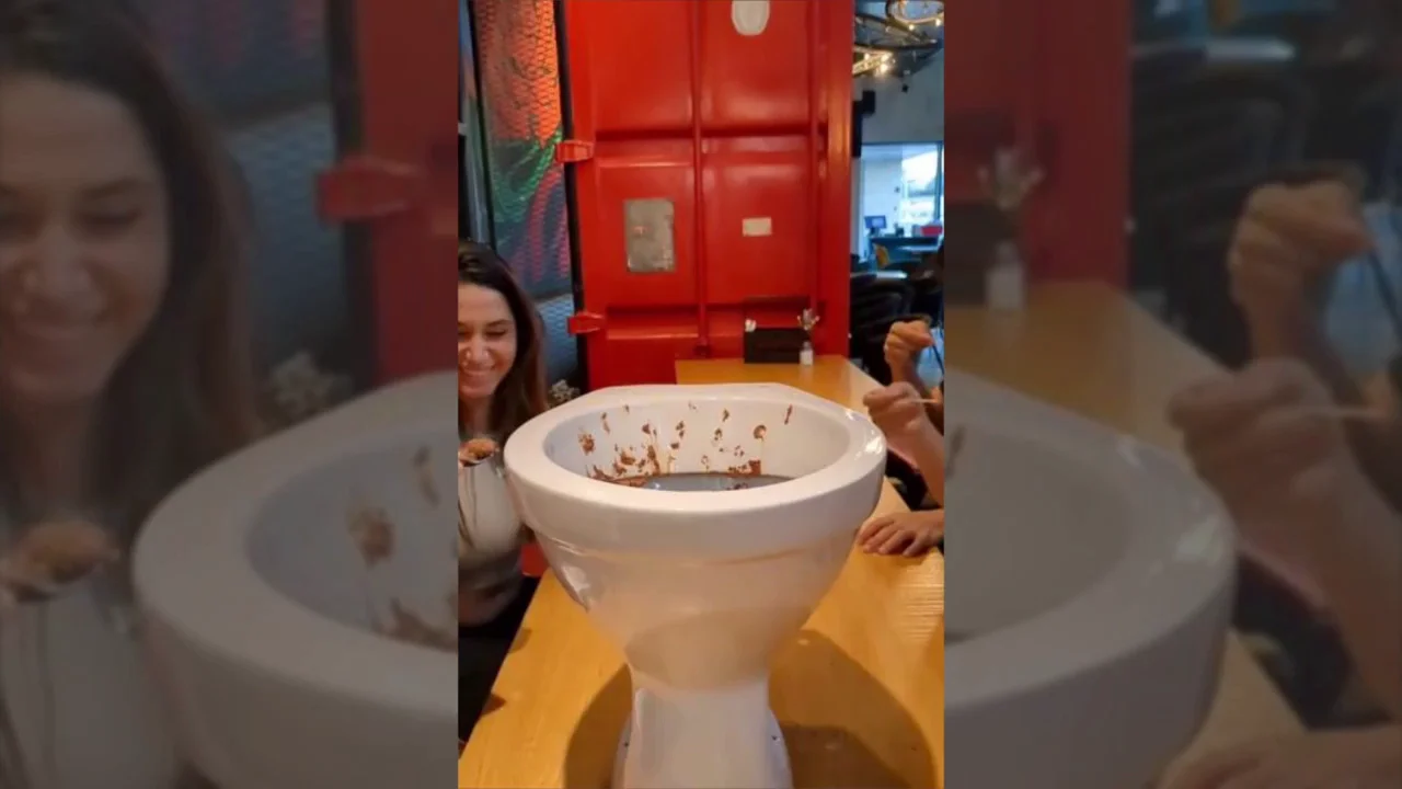 El restaurante que te sirve la comida en un retrete que triunfa en TikTok: "Ni con hambre me como eso"