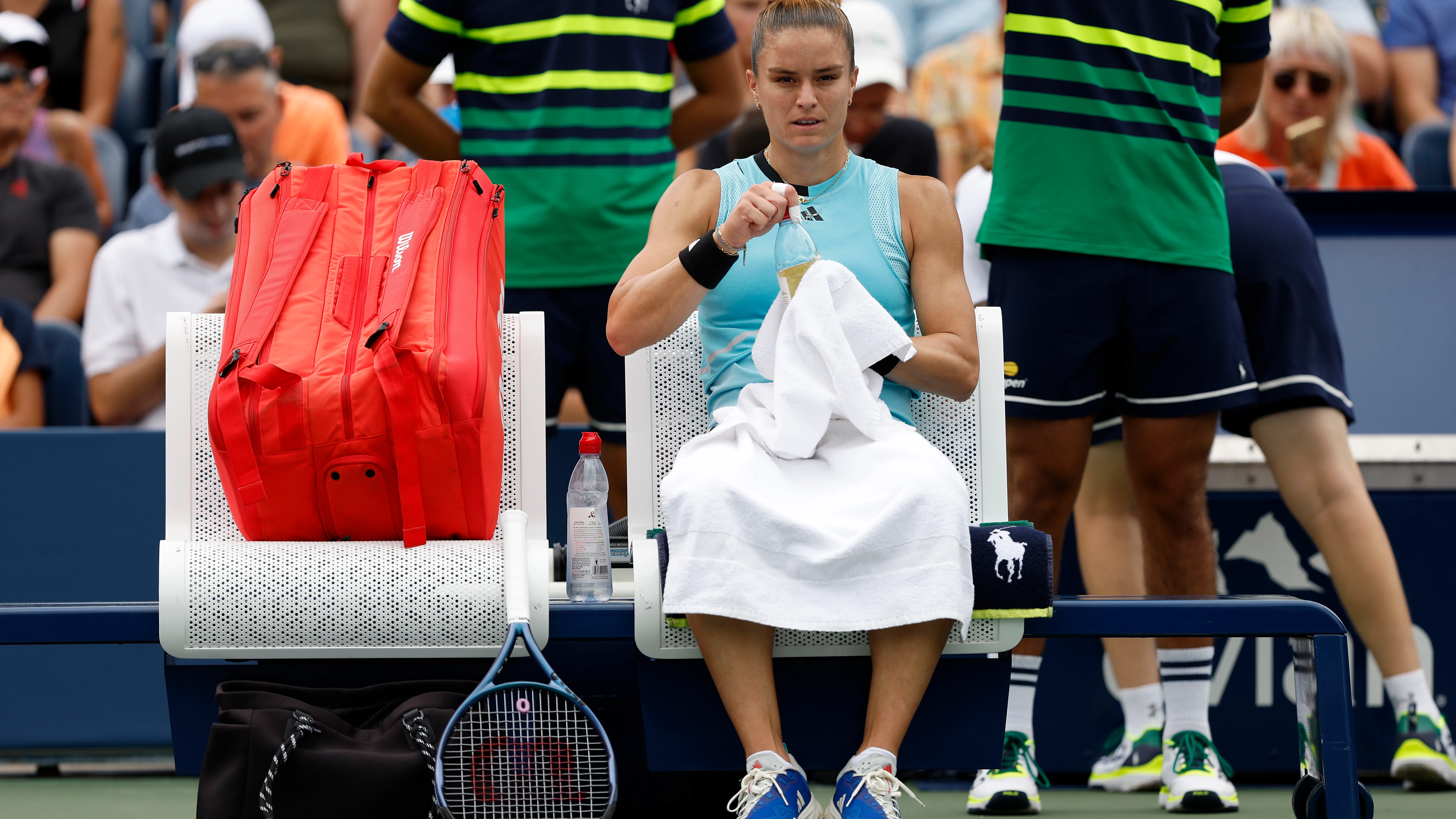 Maria Sakkari de Grecia se enfría entre sets contra Rebeka Masarova de España durante su partido de primera ronda de individuales femeninos el primer día del Abierto de Estados Unidos de 2023 en el Centro Nacional de Tenis Billie Jean King de la USTA el 28 de agosto. 2023 en el barrio Flushing del distrito Queens de la ciudad de Nueva York