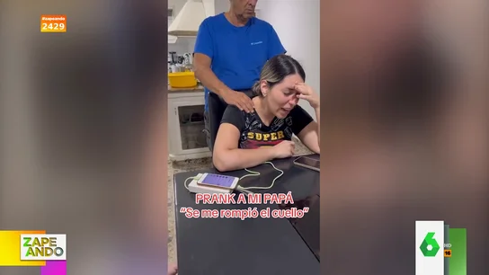 La broma viral de una chica a su padre mientras recibe un masaje en el cuello La broma viral de una chica a su padre mientras recibe un masaje en el cuello