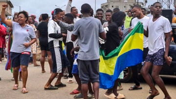 Gente celebrando en Akanda (Gabón) el día en que se fragua el golpe de Estado contra Ali Bongo