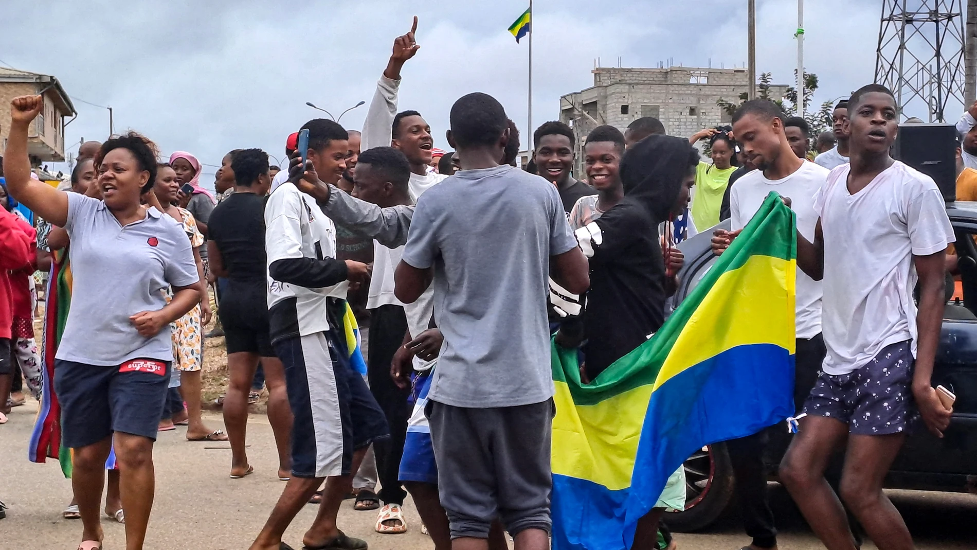 Gente celebrando en Akanda (Gabón) el día en que se fragua el golpe de Estado contra Ali Bongo