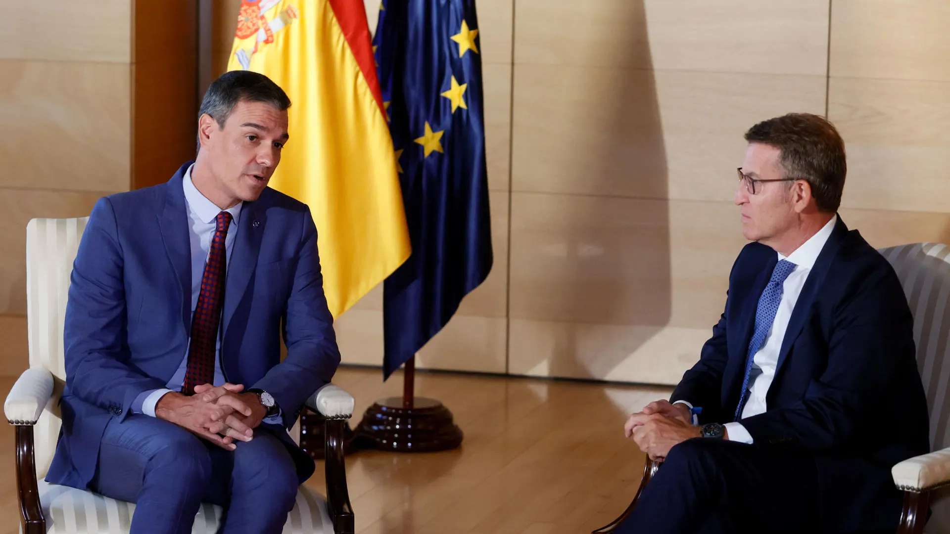 Pedro Sánchez y Alberto Núñez Feijóo durante su reunión en el Congreso.