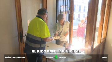 Un pueblo de Cáceres ofrece servicio de panadería al cerrar la única que había