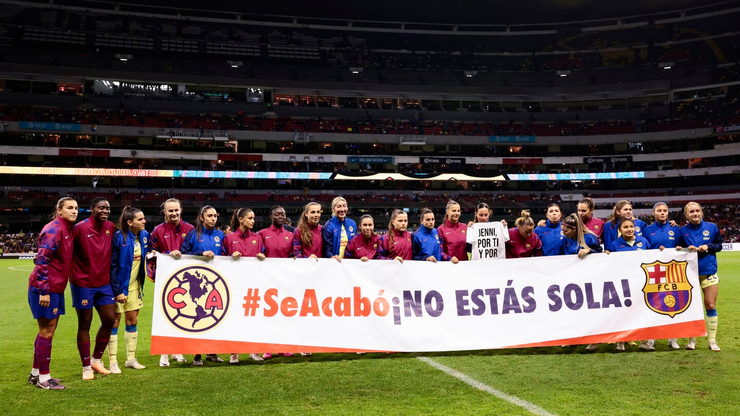 Los equipos femeninos del Barcelona de España y América de México muestran un mensaje de apoyo a la futbolista española Jennifer Hermoso. 