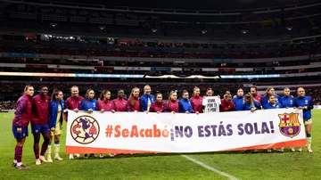 Los equipos femeninos del Barcelona de España y América de México muestran un mensaje de apoyo a la futbolista española Jennifer Hermoso. 