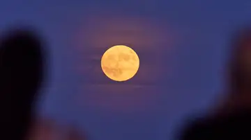 La luna sobre el cielo de Sevilla, a 30 de agosto de 2023, en Sevilla, (Andalucía, España).