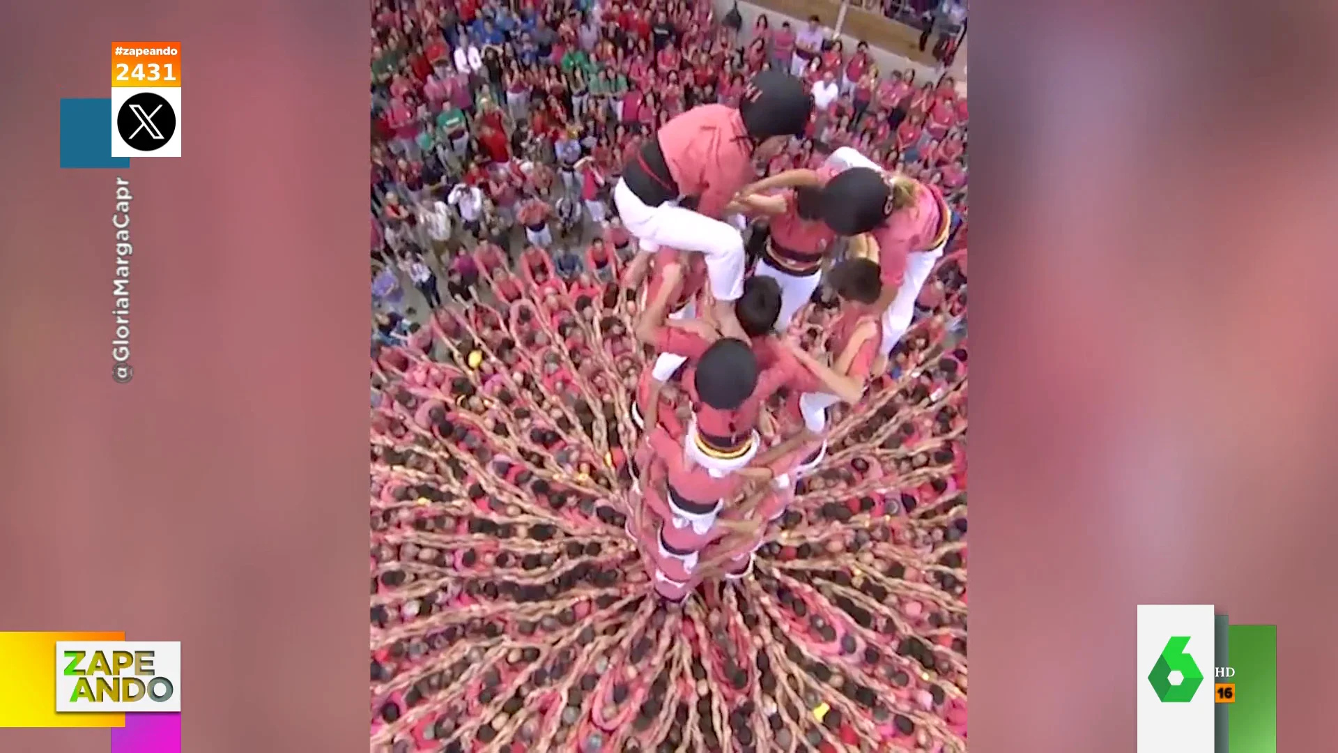 La espectacular imagen de un 'castell' a vista de pájaro en el momento de la coronación