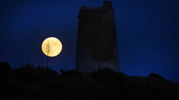 La luna sobre el cielo de Málaga, a 30 de agosto de 2023, en Málaga, (Andalucía, España).