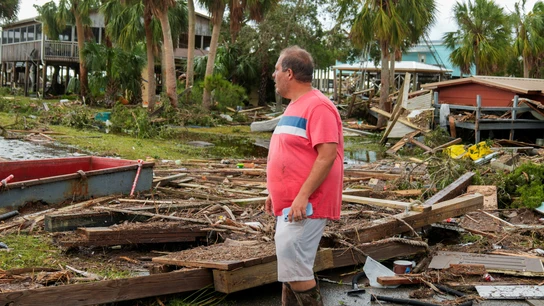 Un hombre contempla los restos de su negocio, ahora completamente destruido. Un hombre contempla los restos de su negocio, ahora completamente destruido.