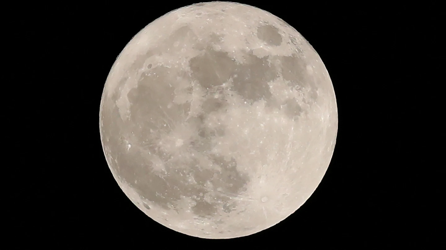 Las impresionantes imágenes de la superluna azul alrededor del mundo Las impresionantes imágenes de la superluna azul alrededor del mundo