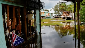 Una vista de las casas dañadas e inundadas tras la llegada del huracán Idalia en Horseshoe Beach, Florida.