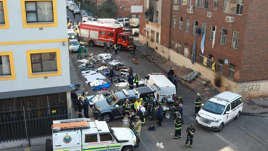 Bomberos trabajan en las labores de búsqueda y rescate tras el incendio del edificio. Bomberos trabajan en las labores de búsqueda y rescate tras el incendio del edificio.