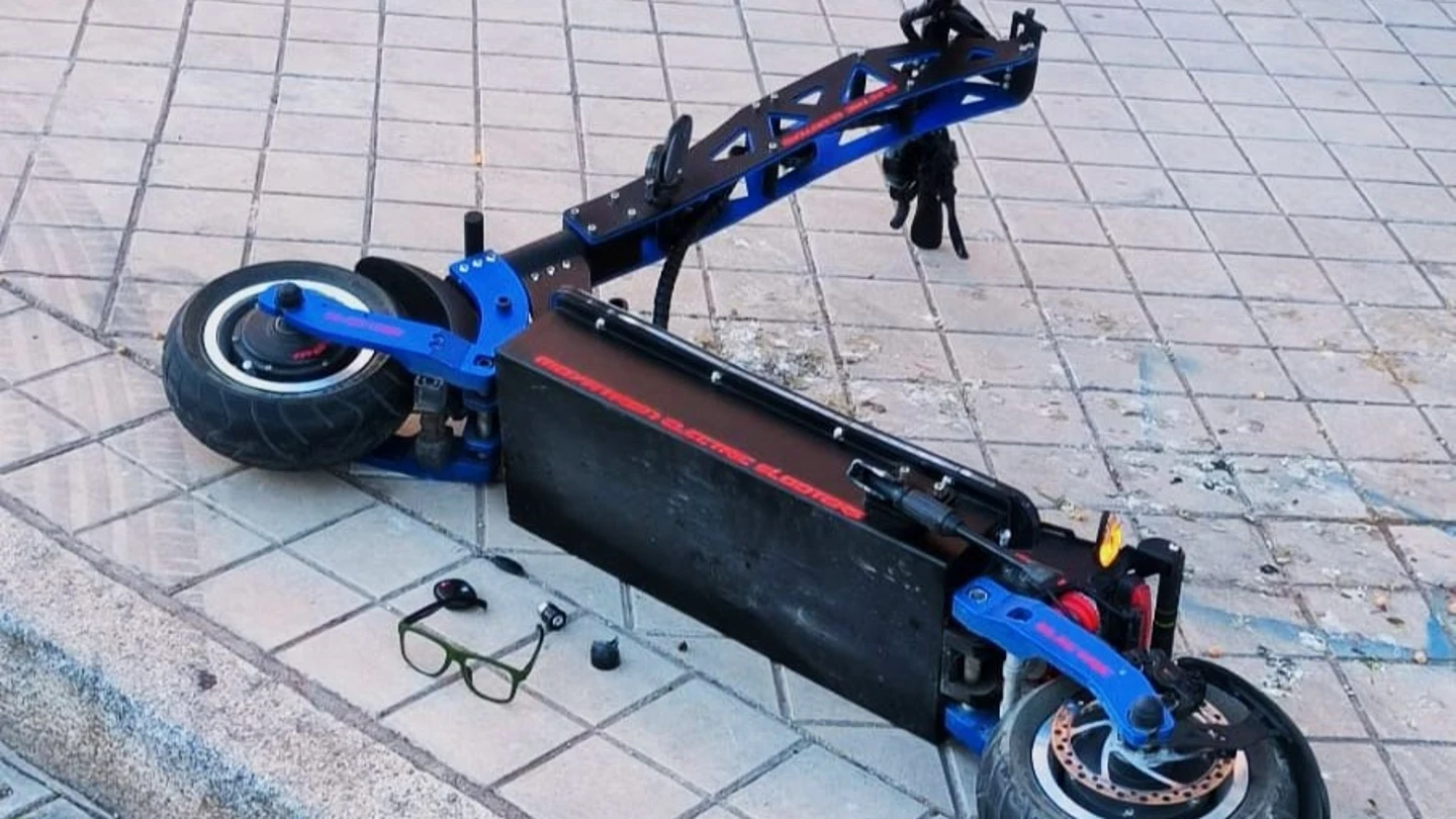 Muere un joven tras caer con un patinete eléctrico que alcanzaría los 120 km por hora Muere un joven tras caer con un patinete eléctrico que alcanzaría los 120 km por hora