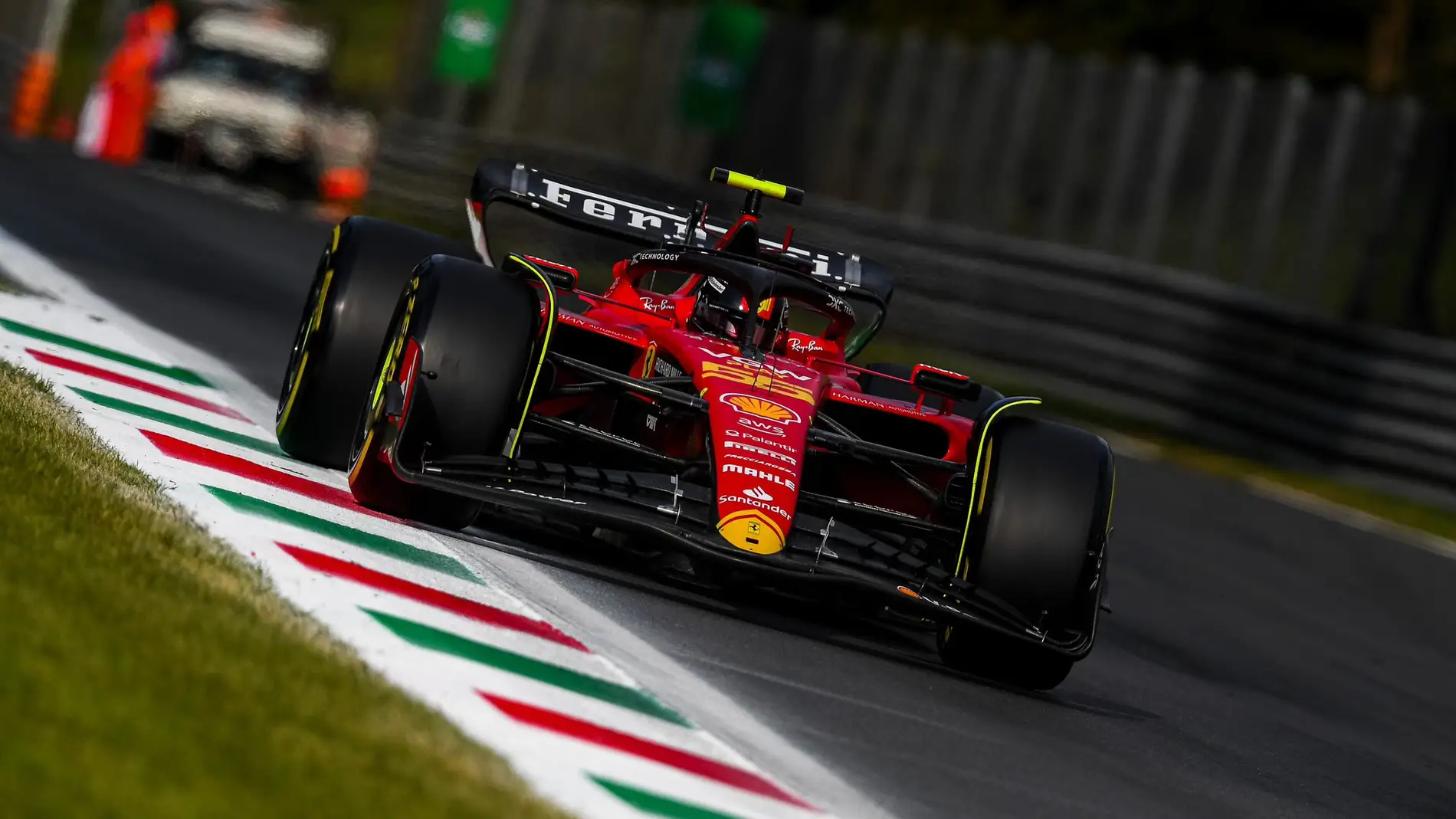 Carlos Sainz ilusiona a los tifosi con el mejor tiempo en Monza