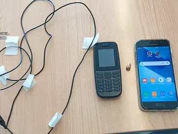 La Guardia Civil pilla a cuatro personas copiando con pinganillos en el examen de conducir La Guardia Civil pilla a cuatro personas copiando con pinganillos en el examen de conducir