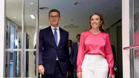 El líder del PP, Alberto Núñez Feijóo, acompañado por la secretaria general del partido, Cuca Gamarra. El líder del PP, Alberto Núñez Feijóo, acompañado por la secretaria general del partido, Cuca Gamarra.