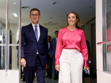 El líder del PP, Alberto Núñez Feijóo, acompañado por la secretaria general del partido, Cuca Gamarra.