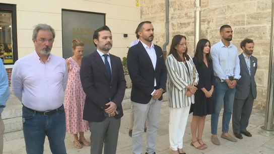 Vox vuelve a apartarse de la pancarta contra la violencia machista en Les Corts tras el crimen de Alzira Vox vuelve a apartarse de la pancarta contra la violencia machista en Les Corts tras el crimen de Alzira