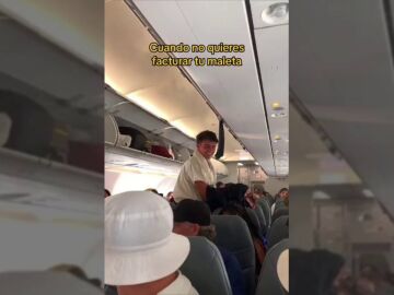 Un pasajero es aplaudido en el avión por su ingeniosa técnica para no pagar por la maleta: "Me querían hacer pagar 100 euros"