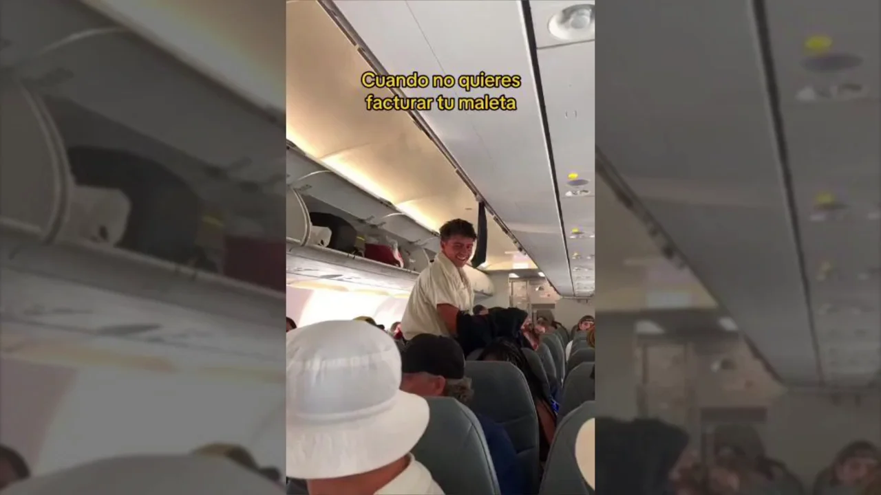Un pasajero es aplaudido en el avión por su ingeniosa técnica para no pagar por la maleta: "Me querían hacer pagar 100 euros" Un pasajero es aplaudido en el avión por su ingeniosa técnica para no pagar por la maleta: "Me querían hacer pagar 100 euros"