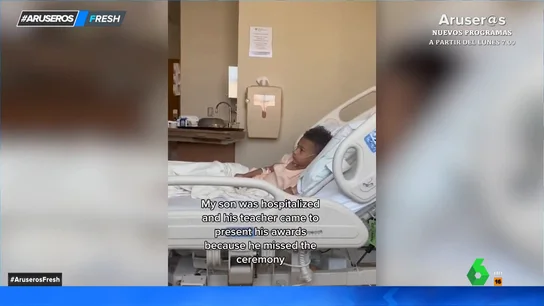 Una profesora va al hospital a entregarle a su pequeño alumno un diploma que ganó durante el curso Una profesora va al hospital a entregarle a su pequeño alumno un diploma que ganó durante el curso