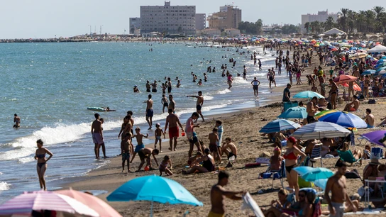 Numerosas personas disfrutan de un día de baño en la Playa de la Misericordia Numerosas personas disfrutan de un día de baño en la Playa de la Misericordia