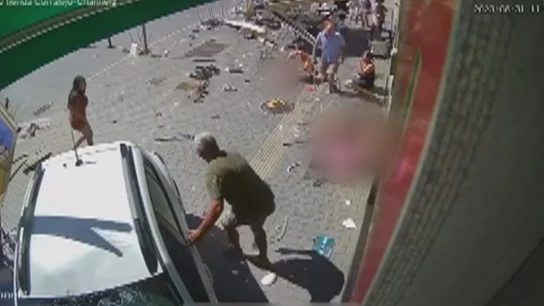 Imagen del momento en el que el vehículo impactó contra los clientes de una terraza en Fuerteventura. Imagen del momento en el que el vehículo impactó contra los clientes de una terraza en Fuerteventura.