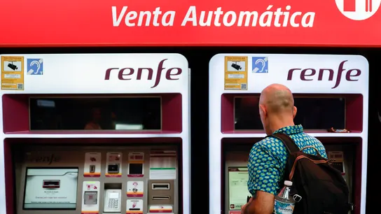 Máquinas de venta de Renfe Entran en vigor los nuevos abonos gratuitos de Renfe: cómo comprar, plazos y requisitos