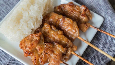 Khao Niaow Moo Ping (cerdo con arroz)