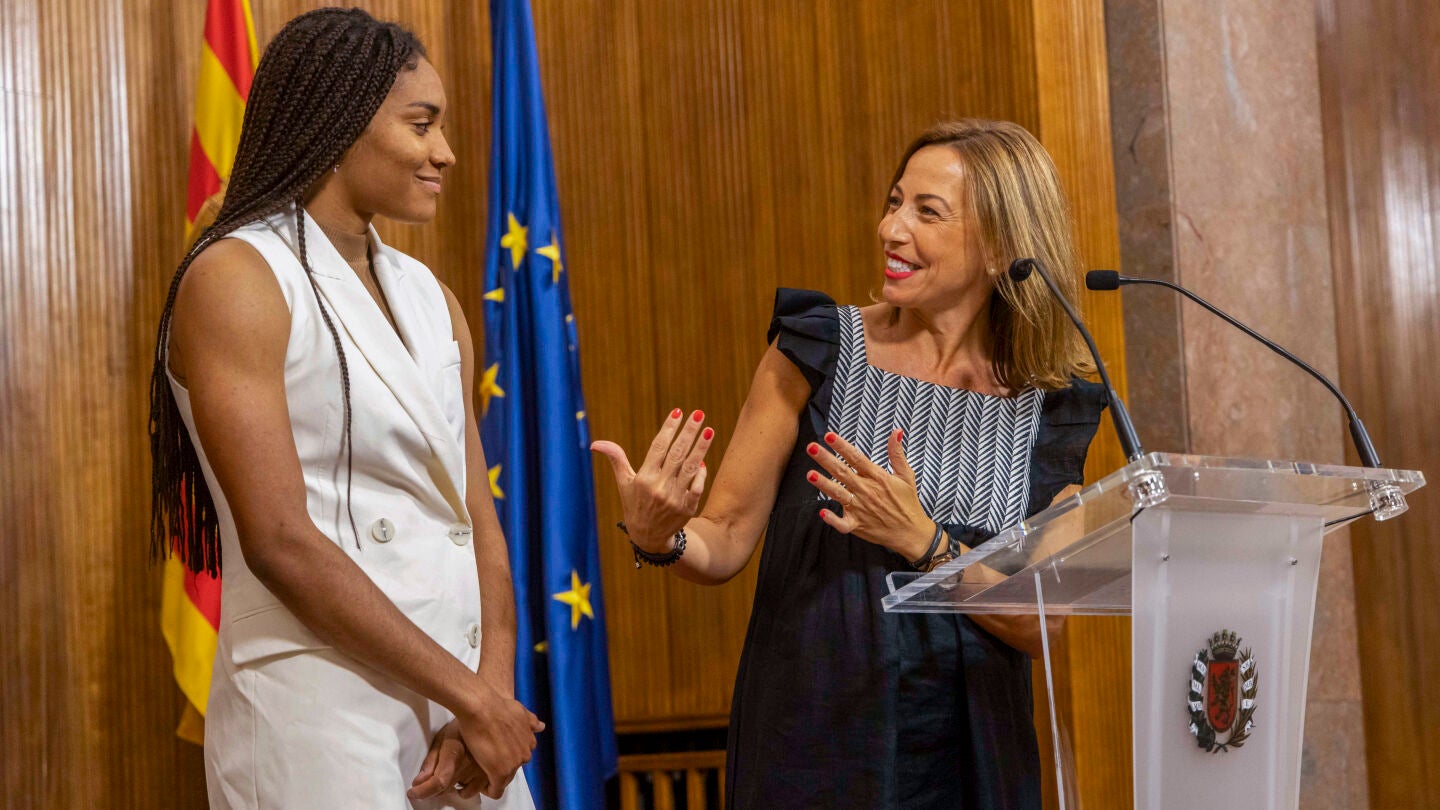 La alcaldesa de Zaragoza, Natalia Chueca, ofrece una recepción oficial a la campeona del mundo de fútbol Salma Paralluelo en el Ayuntamiento de Zaragoza