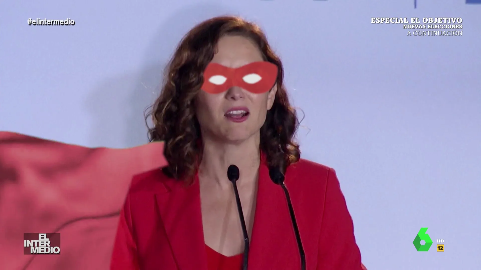 Vídeo manipulado - Ayuso se disfraza de superheroína para dar un discurso