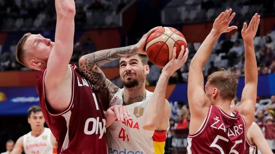 Juancho Hernangómez ante jugadores letones Juancho Hernangómez ante jugadores letones