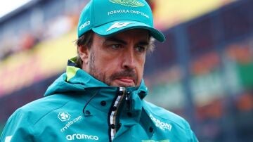 Fernando Alonso, en el 'paddock'